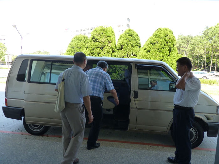 考核委員驅車前往參觀高能光電實驗室